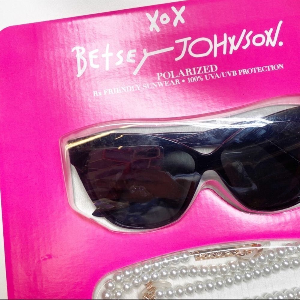 Betsey Johnson XOX Polarized Sunglasses and Accessories Set - Picture 10 of 16